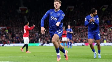 إيفرتون يهزم مانشستر يونايتد بـ10 لاعبين في أولد ترافورد